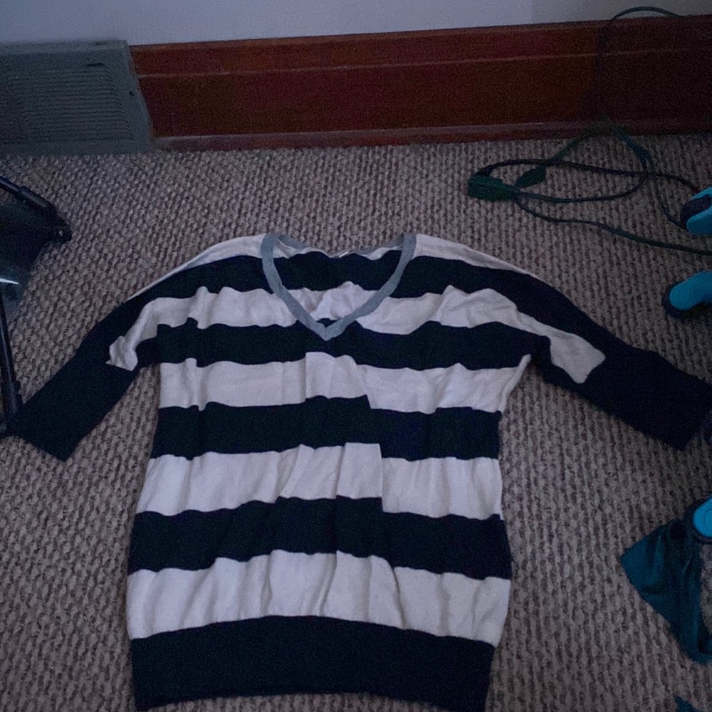 This is an unworn Gap elbow length navy blue n white grey collar fuzzy shirt.